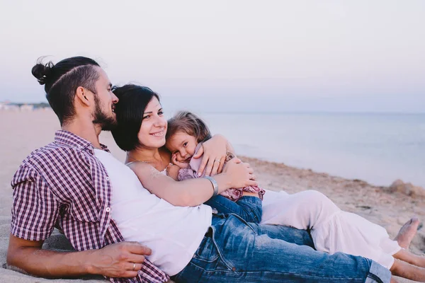 Família desfrutando da vida na praia — Fotografia de Stock