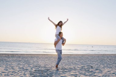 Çiftler sahilde eğleniyor.