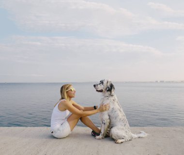 kadın okşayarak sevimli beyaz köpek