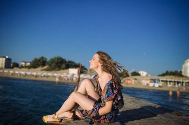 iskelede oturan kadın