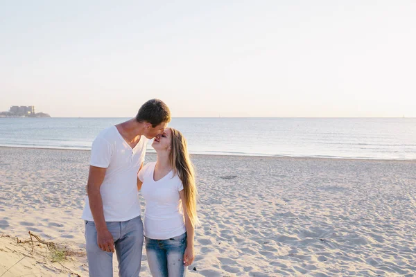 Para całuje się na świeżym powietrzu na plaży — Zdjęcie stockowe