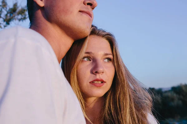 Homem abraçando uma jovem mulher — Fotografia de Stock