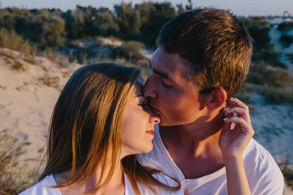 Jeune couple embrasser en plein air — Photo