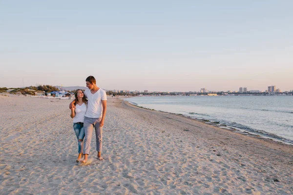 Para podczas spaceru na plaży — Zdjęcie stockowe