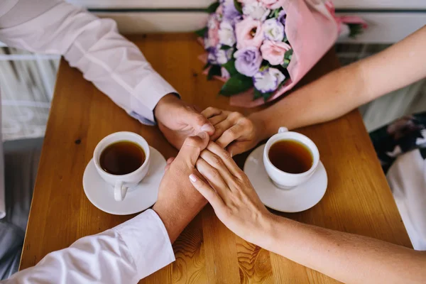 Couple holding hands — Stock Photo, Image