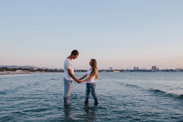 Couple tenant la main dans la mer — Photo