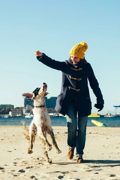 Menina brincando com o cão — Fotografia de Stock