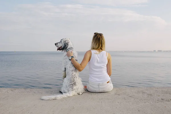 Mulher com bonito cão branco — Fotografia de Stock