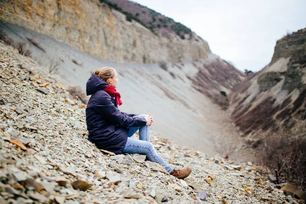 Mujer viajando en las montañas de otoño — Foto de Stock