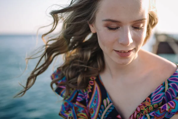 Bella donna su una spiaggia — Foto Stock