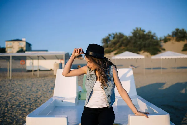 Ragazza in piedi sulla spiaggia — Foto Stock