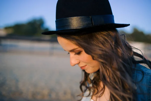 Şapkalı bir kızın portresi. — Stok fotoğraf