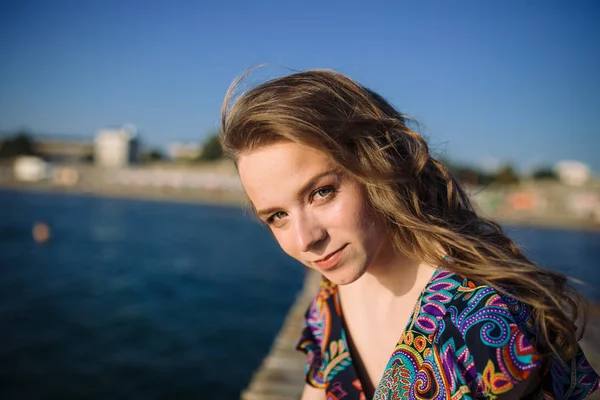 Femme sur ensoleillé journée d'été en plein air — Photo