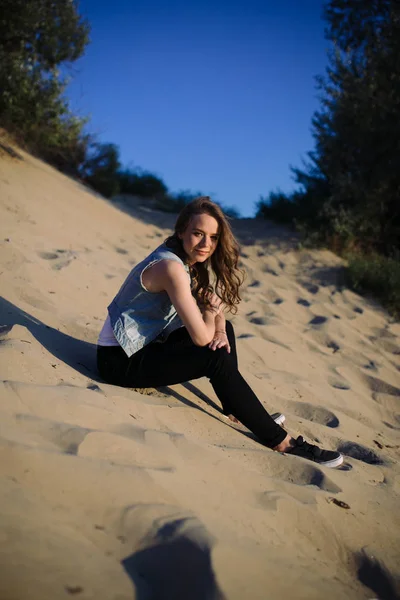Femme relaxante sur les dunes . — Photo