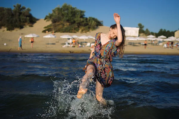 Kobieta zabawy w morzu — Zdjęcie stockowe