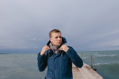 fırtınalı denizde arka plan üzerinde duran adam