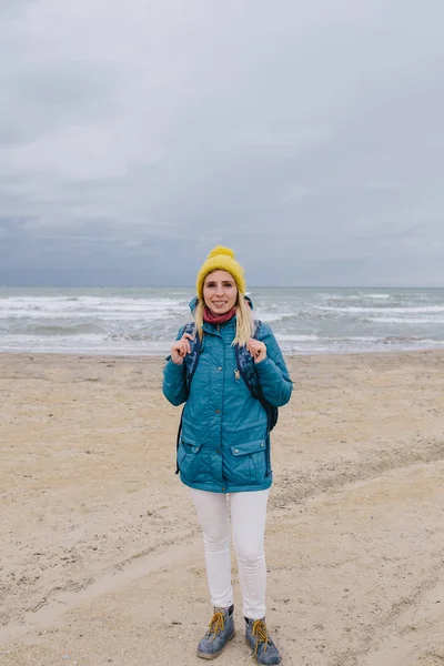 Kobieta turysta spacerując po plaży — Zdjęcie stockowe