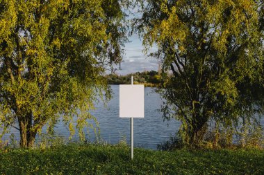 Göl kenarındaki boş işareti
