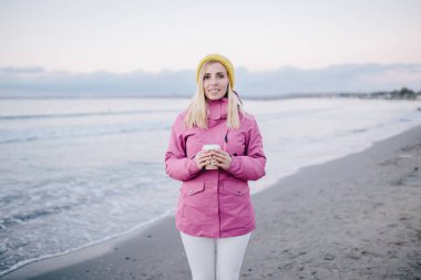 Genç bayan kahve içiyor.