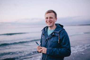  adam kulaklık ile müzik keyfi