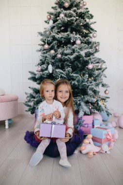 evde kardeşlerle Noel ağacı