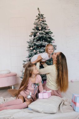 Anne ve kızı evde oynarken