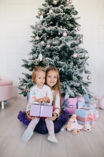 Irmãs em casa com árvore de Natal — Fotografia de Stock