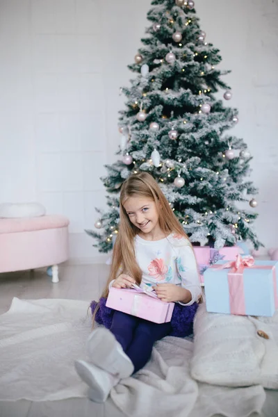 Menina segurando uma caixa de presente — Fotografia de Stock