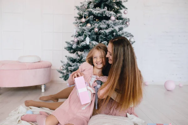 Mãe e filha perto da árvore de Natal — Fotografia de Stock