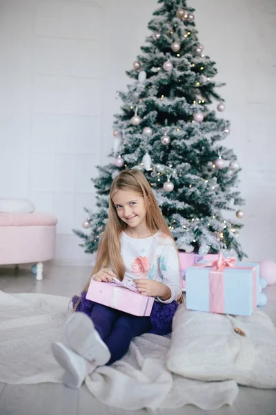 Menina segurando uma caixa de presente — Fotografia de Stock
