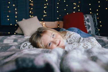 bir kazak, sevimli küçük kız 