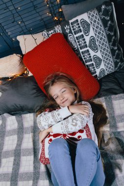 bir kazak, sevimli küçük kız