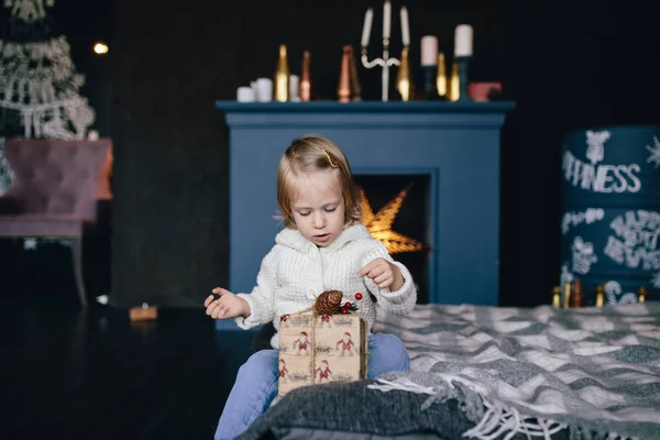 Menina segurando uma caixa de presente de Natal — Fotografia de Stock