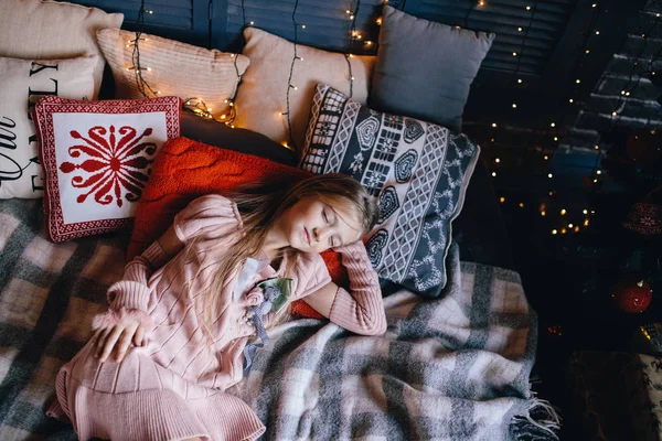 침대에 누워 핑크 드레스 소녀. — 스톡 사진