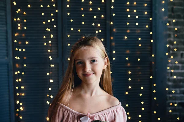 Porträtt av söt ung flicka — Stockfoto