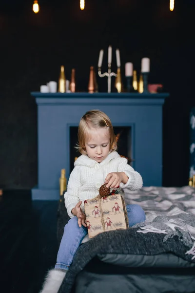 Menina segurando uma caixa de presente de Natal . — Fotografia de Stock