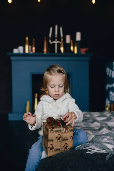 Menina segurando uma caixa de presente de Natal . — Fotografia de Stock