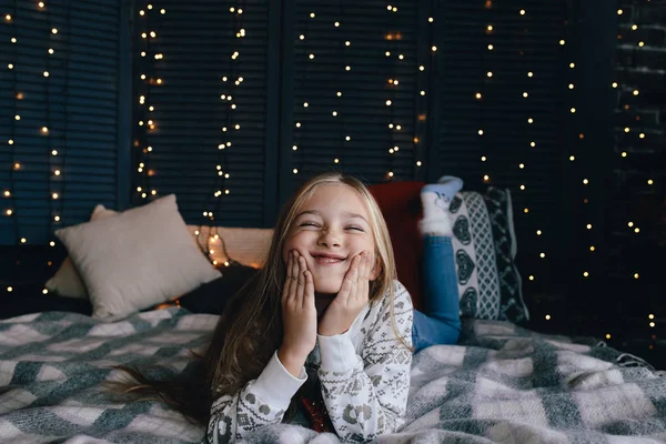 Menina bonito em uma camisola — Fotografia de Stock