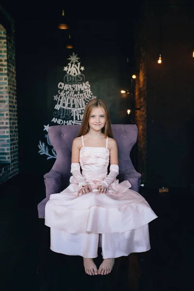 Söt liten flicka i elegant klänning — Stockfoto