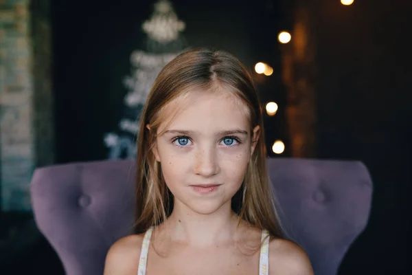 Portré egy aranyos kislányról — Stock Fotó