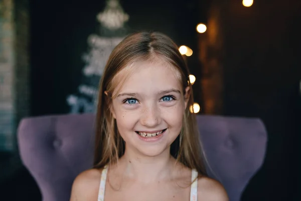 Porträtt av en söt leende liten flicka — Stockfoto