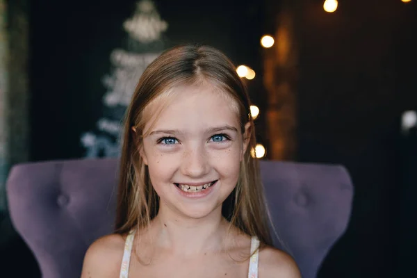 Söt leende liten flicka — Stockfoto