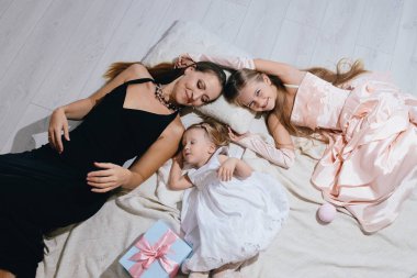 Anne ve iki kızı hayattan zevk