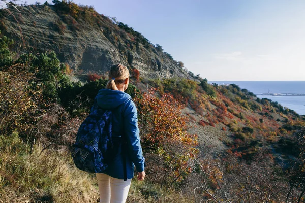 Young woman traveler with backpack — Stock Photo, Image