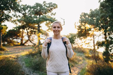 Genç kadın yolcunun sırt çantası ile 