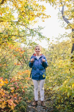 Genç kadın yolcunun sırt çantası ile 