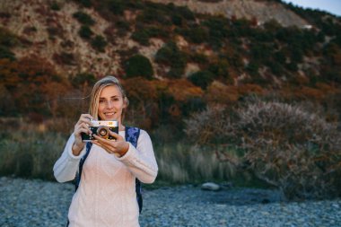  Kadın Traveler retro kamera ile