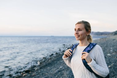 Kıyıda duran genç kadın Gezgin