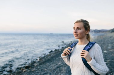 Kıyıda duran genç kadın Gezgin