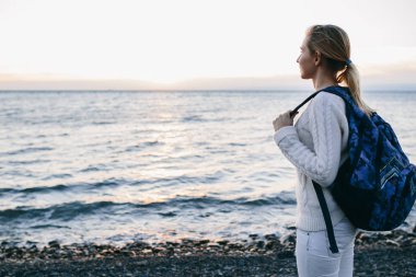 Kıyıda duran genç kadın Gezgin